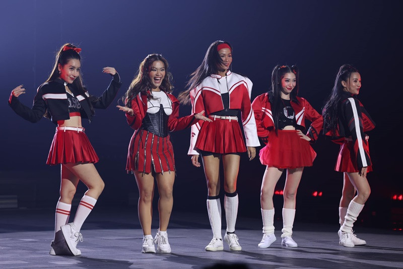 Ở đêm Công diễn 2, Lưu Hương Giang đưa ý tưởng Cheerleading (hay còn gọi là thể dục cổ động) vào bản mashup Cún yêu - Tình bạn diệu kỳ. Ảnh: FBNV.