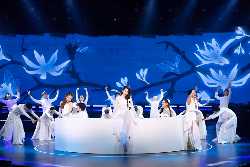 Ở đêm Công diễn 4, Mỹ Linh, Hồng Nhung, Lưu Hương Giang, Uyên Linh và Phương Vy đã mang đến tiết mục Hương ngọc lan. Kết quả chung cuộc, Lưu Hương Giang cùng Đoan Trang và Khổng Tú Quỳnh bị loại. Ảnh: FBNV.