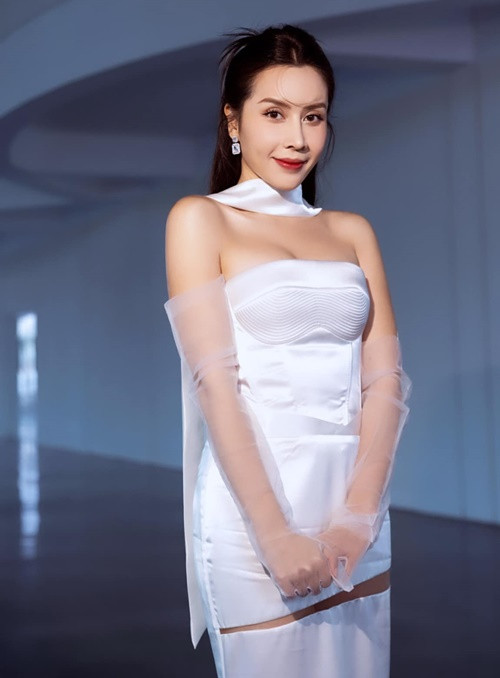 Là một trong 30 nữ nghệ sĩ tham gia Chị đạp đạp gió rẽ gió, Lưu Hương Giang được đánh giá cao. Theo Znews, đầu thập niên 2000, Lưu Hương Giang nắm bắt trào lưu dòng nhạc rock phát triển cực thịnh tại Việt Nam khi theo đuổi alternative rock - một dòng rock nhẹ nhàng, dễ nghe hơn. Năm 2004, Lưu Hương Giang tham gia Sao mai điểm hẹn. Dù sớm dừng chân, cô vẫn được khán giả chú ý. Ảnh: FBNV.