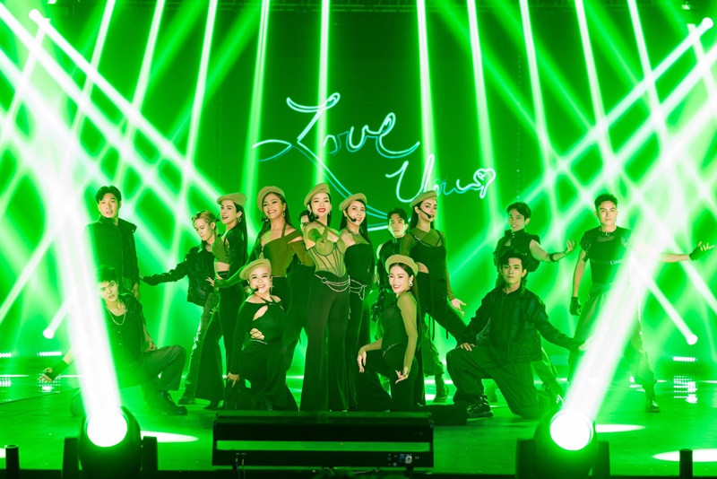 Ở đêm Công diễn 1, Lưu Hương Giang cùng Lệ Quyên, Phương Vy, Thái Trinh, Hương Ly, Diệp Lâm Anh và Mlee thể hiện bản mashup Gửi anh xa nhớ và Người ơi người ở đừng về. Ảnh: FBNV.