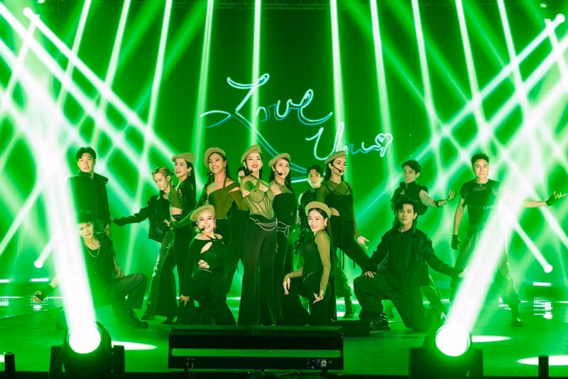 Ở đêm Công diễn 1, Lưu Hương Giang cùng Lệ Quyên, Phương Vy, Thái Trinh, Hương Ly, Diệp Lâm Anh và Mlee thể hiện bản mashup Gửi anh xa nhớ và Người ơi người ở đừng về. Ảnh: FBNV.