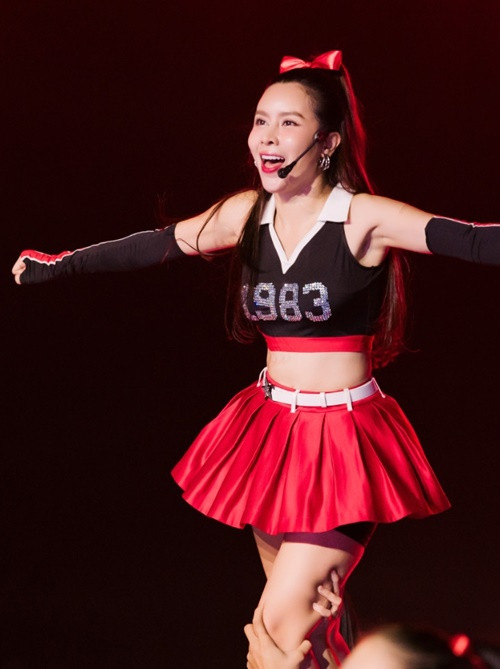 Lưu Hương Giang đóng vai trò người làm động tác bay trên không. Nữ ca sĩ làm tốt việc giữ thăng bằng khi ở trên cao. Ảnh: Vietnamnet.