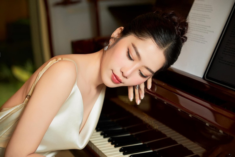 Nam Em cũng gặp khó khăn trong vấn đề tiền bạc cách đây ít năm. Người đẹp từng mở một nhà hàng. Từ lúc khai trương quán, mỗi tháng Nam Em bị thua lỗ từ nửa tỷ cho tới 1 tỷ trong vòng 6 tháng. Sau đó, người đẹp phải đóng cửa nhà hàng. Ảnh: FBNV.