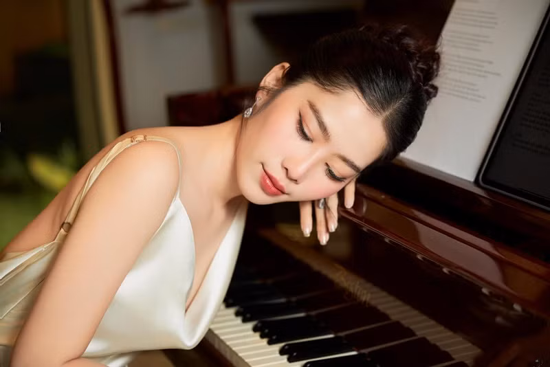 Nam Em cũng gặp khó khăn trong vấn đề tiền bạc cách đây ít năm. Người đẹp từng mở một nhà hàng. Từ lúc khai trương quán, mỗi tháng Nam Em bị thua lỗ từ nửa tỷ cho tới 1 tỷ trong vòng 6 tháng. Sau đó, người đẹp phải đóng cửa nhà hàng. Ảnh: FBNV.