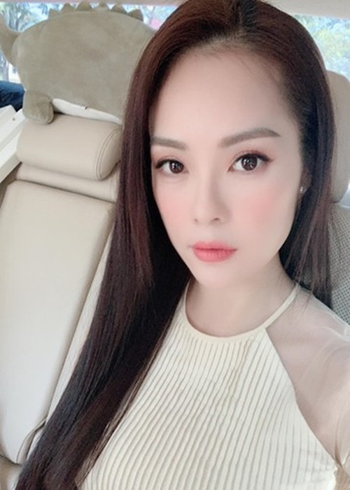 Vì kinh doanh mỹ phẩm thất bại, Dương Cẩm Lynh nợ nần. Tháng 1/2023, nữ diễn viên cho biết, cô nợ khoảng 6 tỷ đồng, phải trả lãi lẫn gốc 200 triệu đồng mỗi tháng. Đến tháng 5/2023, cô trả được phân nửa số nợ. Ảnh: FBNV.