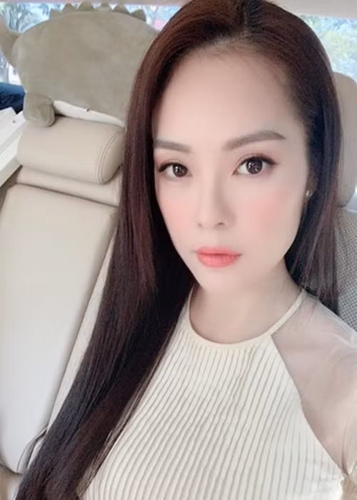 Vì kinh doanh mỹ phẩm thất bại, Dương Cẩm Lynh nợ nần. Tháng 1/2023, nữ diễn viên cho biết, cô nợ khoảng 6 tỷ đồng, phải trả lãi lẫn gốc 200 triệu đồng mỗi tháng. Đến tháng 5/2023, cô trả được phân nửa số nợ. Ảnh: FBNV.