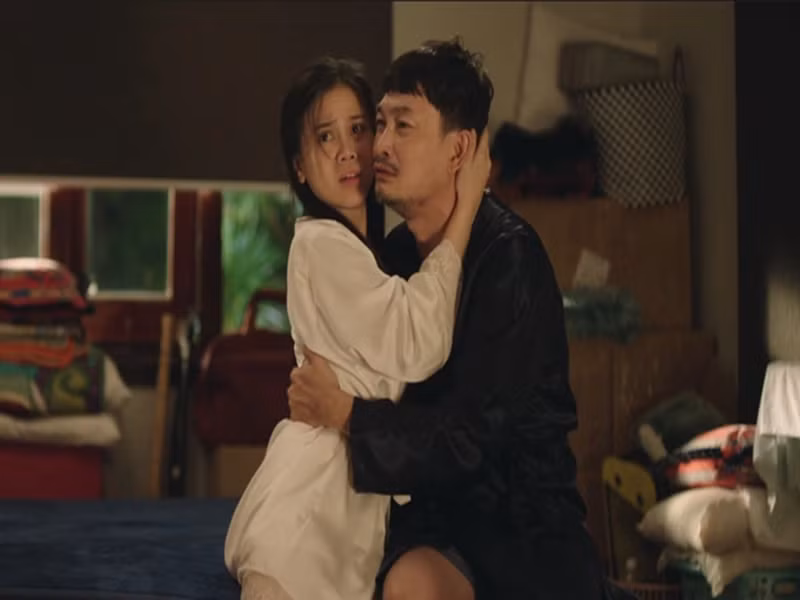 Nội dung phim Tết Trà xoay quanh chuyện ngoại tình của nhân vật Hải do Trương Minh Quốc Thái đóng và "tiểu tam" Trà do Đoàn Trinh đóng. Ảnh: VTV.