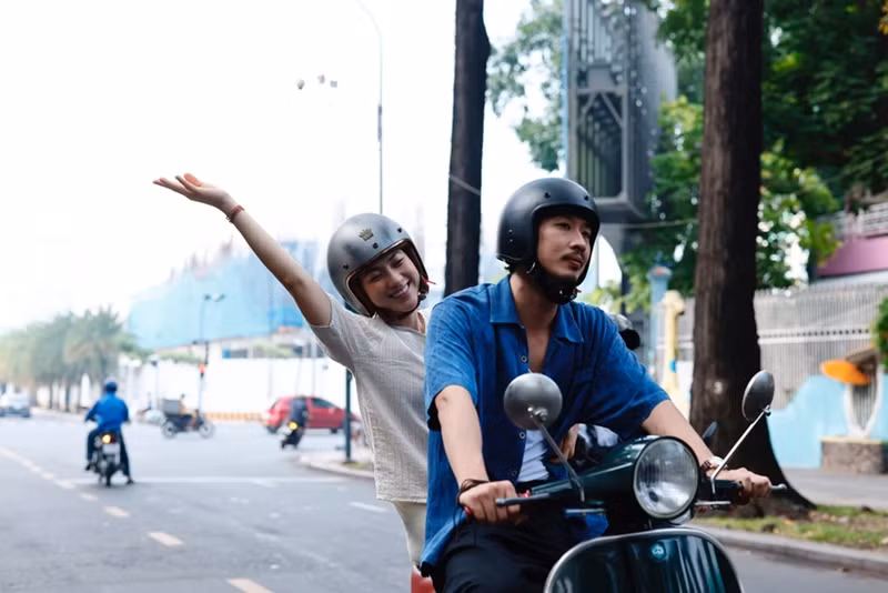 Trong Mai, 2 diễn viên chính Tuấn Trần và Phương Anh Đào có cảnh nóng. Phương Anh Đào chia sẻ trên Dân Trí, nên để khán giả ra rạp xem để có cái nhìn khách quan về những cảnh quay "giường chiếu". Đối với Phương Anh Đào, cô cho rằng phân cảnh nóng bỏng với Tuấn Trần để lại nhiều cảm xúc. Ảnh: Pháp Luật TP HCM.