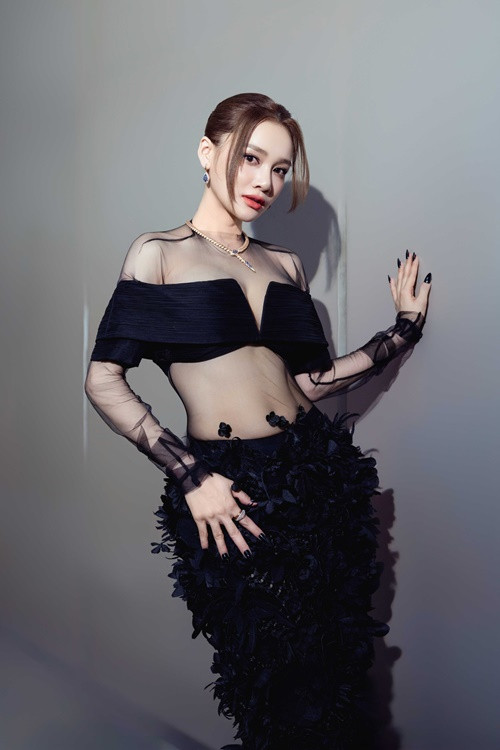 Nhã Phương khoe thềm ngực quyến rũ khó rời mắt cùng vòng eo con kiến săn chắc.