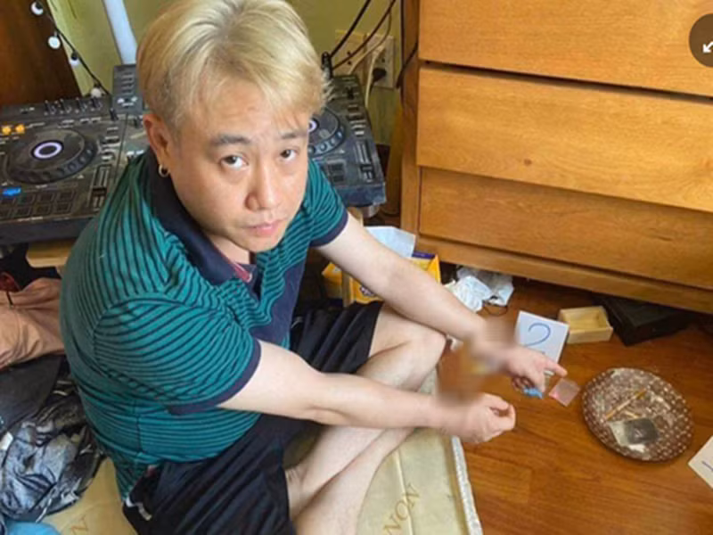 Tháng 6/2022, diễn viên Hữu Tín bị phát hiện sử dụng ma túy tại căn hộ. Theo kết luận điều tra, tại Cơ quan điều tra Công an quận 8, Hữu Tín khai nghiện ma túy 3 năm nay, trung bình 2 tháng sử dụng ma túy tổng hợp dạng thuốc lắc một lần. Ảnh: Người Lao Động.