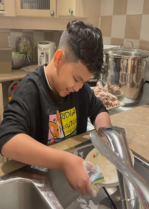 Con trai Diễm Hương rửa bát, xếp đồ, lau dọn nhà vệ sinh giúp mẹ.