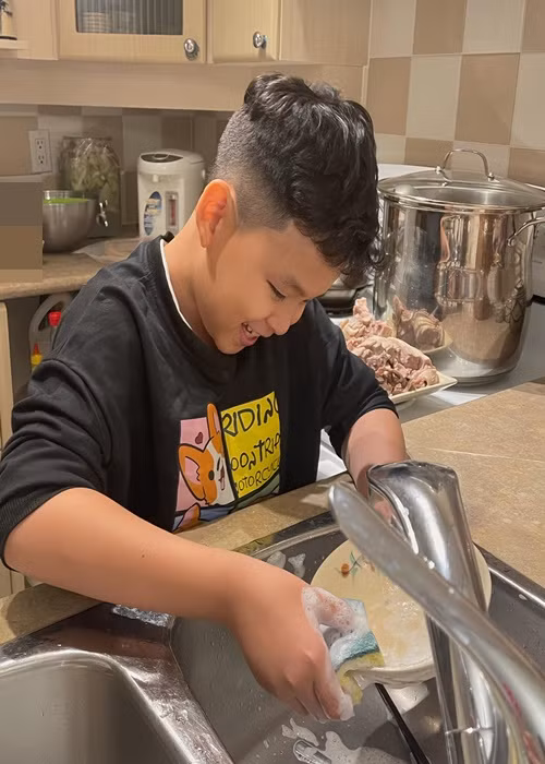 Con trai Diễm Hương rửa bát, xếp đồ, lau dọn nhà vệ sinh giúp mẹ.