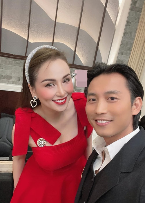 Ở Canada, Diễm Hương nhận lời làm MC cho một số chương trình.