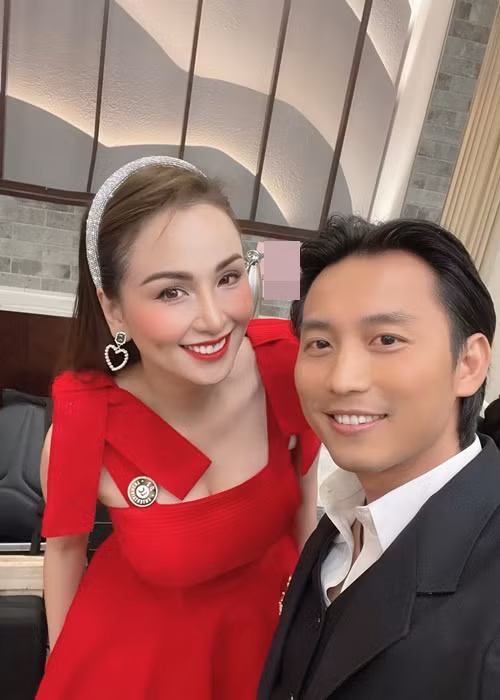 Ở Canada, Diễm Hương nhận lời làm MC cho một số chương trình.