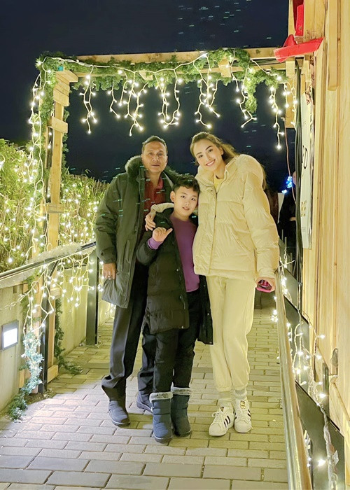 Vào tháng 1/2014, bố ruột và con trai Diễm Hương sang Canada để đón Tết cùng nàng hậu.