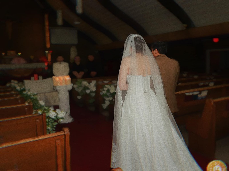 Hình ảnh và danh tính chồng Diễm Hương vẫn là một ẩn số.