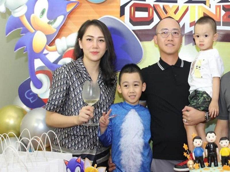 Khắc Tiệp còn từng lăng xê Ngọc Thạch. Năm 2013, Ngọc Thạch rời showbiz. Cô đã kết hôn với thiếu gia Đỗ Bình Dương và có hai con trai. Ảnh: FBNV.