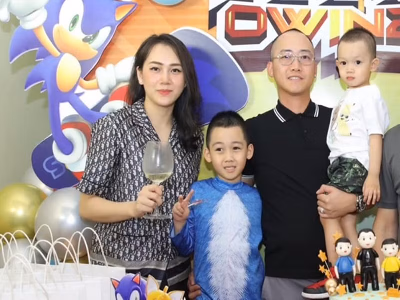 Khắc Tiệp còn từng lăng xê Ngọc Thạch. Năm 2013, Ngọc Thạch rời showbiz. Cô đã kết hôn với thiếu gia Đỗ Bình Dương và có hai con trai. Ảnh: FBNV.