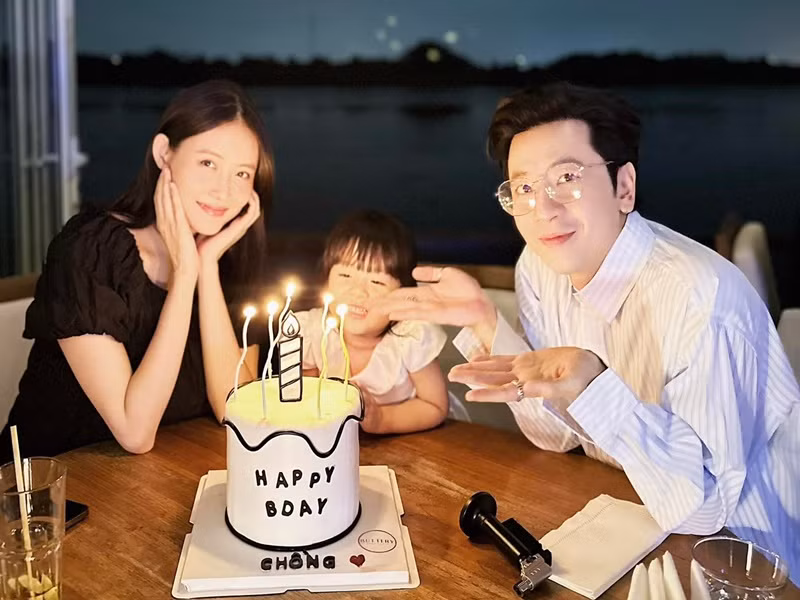 Năm 2018, Trương Mỹ Nhân gặp và yêu Phí Ngọc Hưng. Năm 2020, cô sinh con gái đầu lòng Bona. Hiện tại, Trương Mỹ Nhân mang bầu lần 2. Ảnh: FBNV.