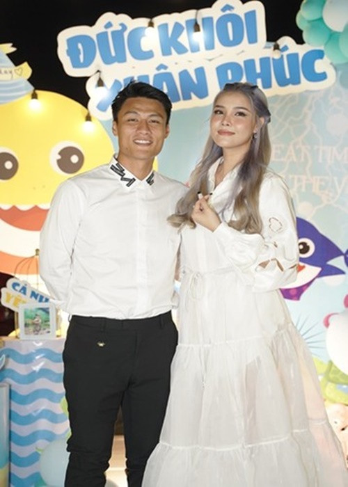 Kỳ Hân giữ mối quan hệ tốt đẹp với ông bầu cũ Khắc Tiệp. Năm 2016, cô kết hôn với cầu thủ Mạc Hồng Quân. Sau khi lập gia đình, Kỳ Hân không tham gia hoạt động nghệ thuật. Ảnh: FBNV.