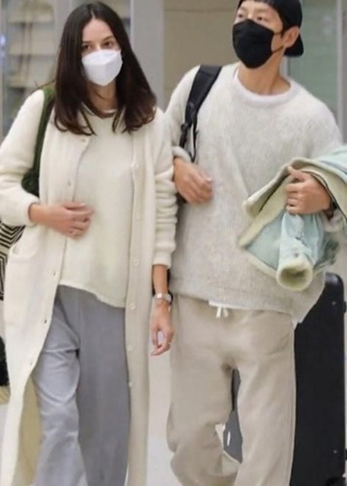 Tháng 1/2023, Song Joong Ki kết hôn lần 2 đồng thời xác nhận Katy mang bầu. Ảnh: Báo Giao Thông.