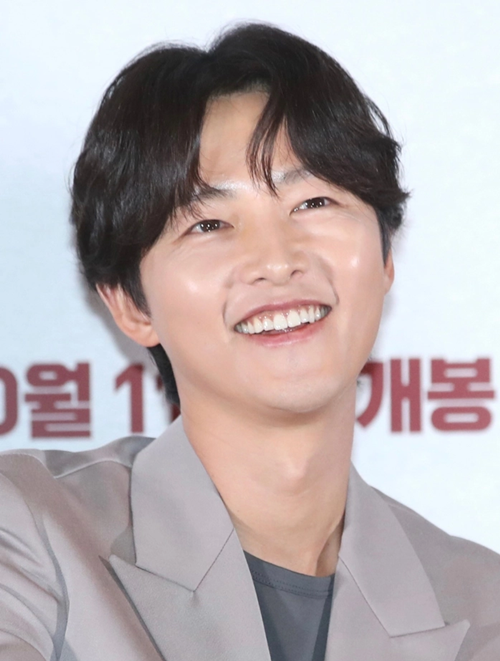 Tháng 9/2023, Song Joong Ki trở về Hàn Quốc để tham gia kế hoạch quảng bá dự án Hwaran. Khi được hỏi về cảm giác có con, anh chia sẻ: "Con của chúng tôi đang lớn lên rất tốt. Tôi và vợ đều lần đầu trở thành cha mẹ nên còn bỡ ngỡ, không tưởng tượng được rất nhiều điều. Tôi không nghĩ một đứa bé lại lớn nhanh đến thế. Thằng bé thực sự lớn rất nhanh. Ở bên cạnh con, tôi nghĩ rằng mình sẽ trở thành người ngày càng tốt hơn". Ngay sau khi xong công việc, anh quay về Italy để ở bên vợ con. Ảnh: Người Lao Động.