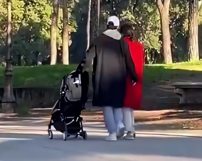Tháng 12/2023, vợ chồng Song Joong Ki được bắt gặp đưa con trai đi dạo trong một công viên ở Rome (Italy). Ảnh: Twitter.