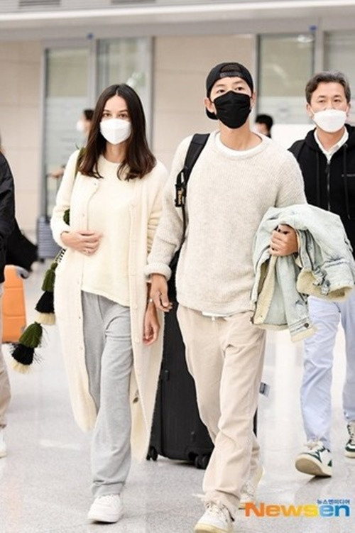 Song Joong Ki chiều chuộng vợ ngoại quốc. Anh thuê cho Katy một phiên dịch tiếng Anh - Hàn, đón bố mẹ vợ đến Hàn Quốc. Ảnh: Newsen.