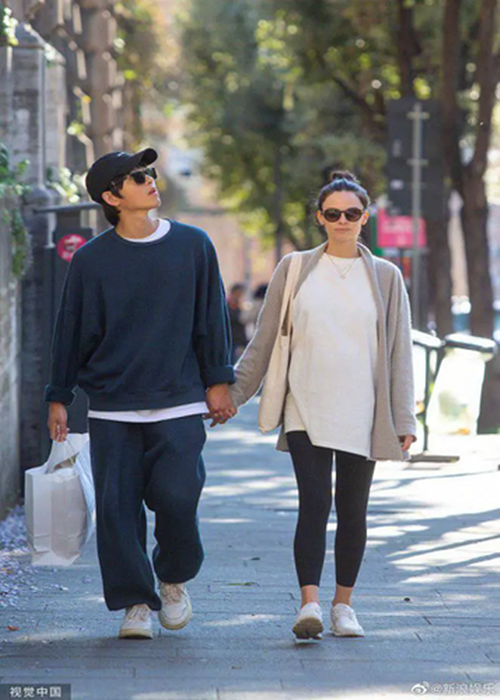 Tháng 5/2023, Song Joong Ki đến Pháp để giới thiệu phim ở Liên hoan phim Cannes. Dù háo hức tham gia các hoạt động, anh vẫn muốn nhanh chóng hoàn thành lịch trình để trở về với vợ. Ảnh: VTV.