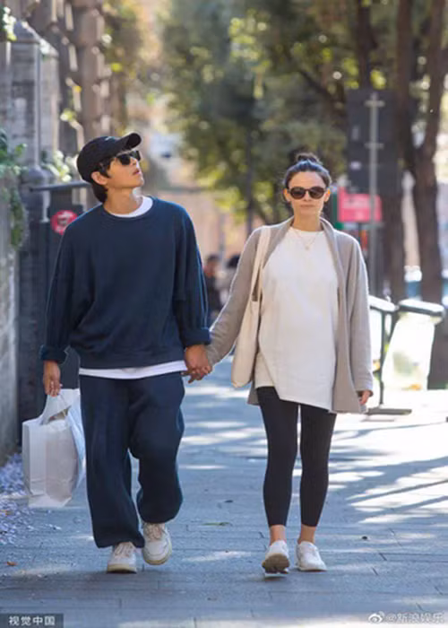 Tháng 5/2023, Song Joong Ki đến Pháp để giới thiệu phim ở Liên hoan phim Cannes. Dù háo hức tham gia các hoạt động, anh vẫn muốn nhanh chóng hoàn thành lịch trình để trở về với vợ. Ảnh: VTV.