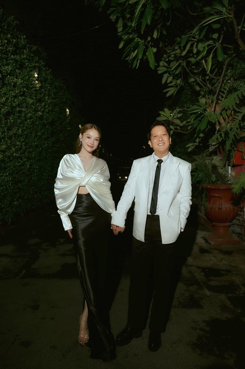 Trường Giang có động thái bảo vệ Nhã Phương giữa ồn ào. Trên fanpage, Trường Giang đăng tải hình ảnh đón sinh nhật bên vợ con đồng thời nhắn nhủ Nhã Phương: “Cảm ơn hai mẹ con. Gia đình là quan trọng nhất nhé mẹ Destiny. Ngoài kia khó khăn quá thì về nhà bán cơm”. Về phần mình, Nhã Phương giữ im lặng. Ảnh: FBNV.