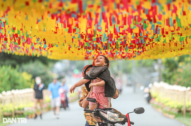 Theo ông Minh Đức (bảo vệ công viên) các tiểu cảnh ở đây hoàn thành và phục vụ người dân đến vui chơi, tham quan hơn 1 tuần nay. Trước đó, để hoàn thiện các tiểu cảnh này, công nhân đã mất gần 2 tuần để thi công. "Người dân qua lại rất thích thú, nhiều người dừng lại chụp hình, các bạn trẻ ở nhiều nơi cũng tìm đến vui chơi, không khí rộn ràng hơn hẳn", ông Đức nói.