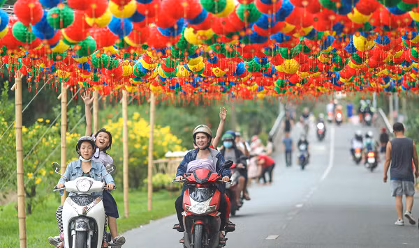 Nằm cuối đường Nguyễn Văn Lượng (quận Gò Vấp), Công viên Văn hóa Gò Vấp đang là điểm đến hấp dẫn, thu hút nhiều người đến vui chơi vì được trang trí nhiều tiểu cảnh như đèn lồng, gánh hoa, nón lá, cổng hoa... rực rỡ sắc màu.