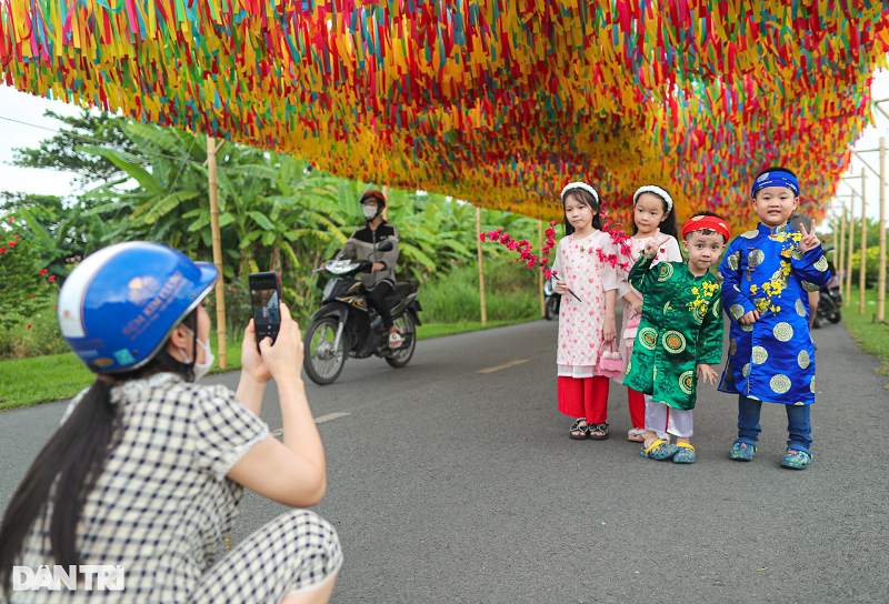 Không chỉ người lớn, nhiều em nhỏ cũng hào hứng khi được bố mẹ đưa tới vui chơi, chụp hình với những bộ áo dài mang đậm sắc xuân.