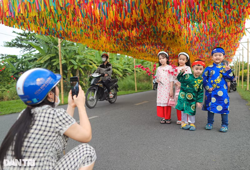 Không chỉ người lớn, nhiều em nhỏ cũng hào hứng khi được bố mẹ đưa tới vui chơi, chụp hình với những bộ áo dài mang đậm sắc xuân.