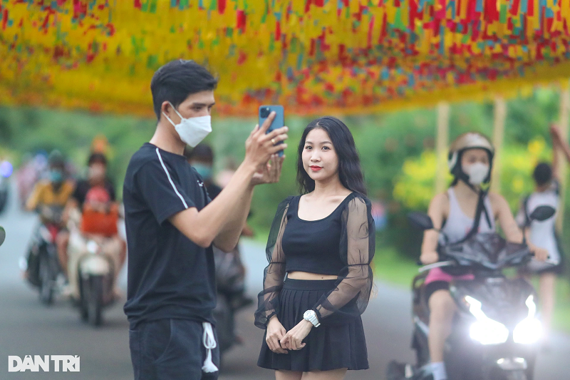 Các bạn trẻ từ nhiều nơi tìm về con đường đầy đèn lồng ở Công viên Văn hóa Gò Vấp để check-in, vui chơi trước Tết.