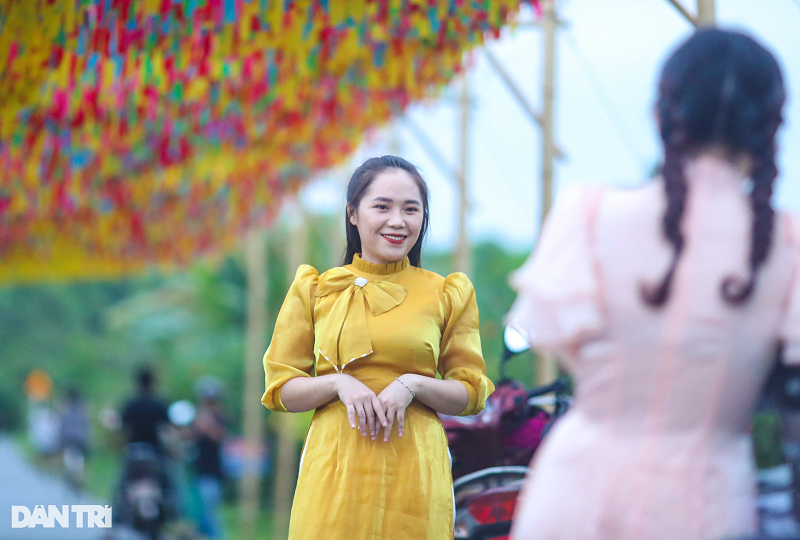 Không ít người chuẩn bị áo dài, phụ kiện, váy áo xúng xính để tới chụp hình với không gian đầy màu sắc nơi đây.