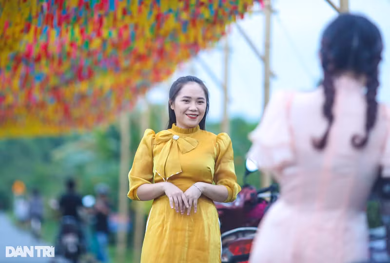 Không ít người chuẩn bị áo dài, phụ kiện, váy áo xúng xính để tới chụp hình với không gian đầy màu sắc nơi đây.