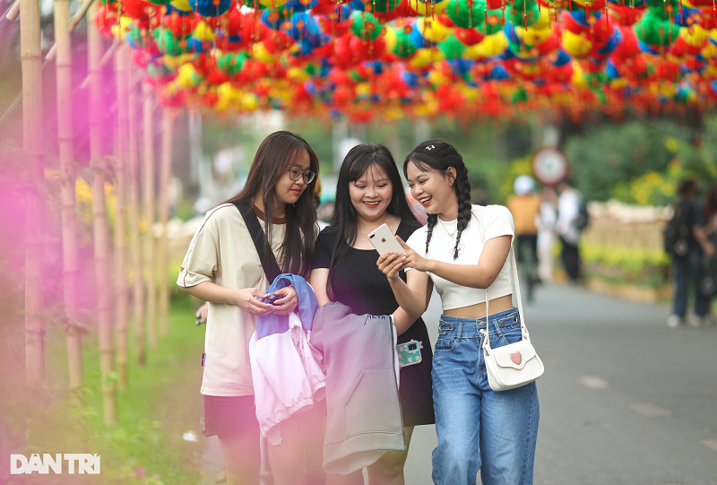 Nhóm bạn trẻ hào hứng check-in, dạo chơi trong không gian đầy màu sắc của các tiểu cảnh tại công viên.