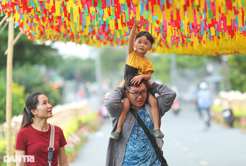 Gia đình anh Hoàng Quý (quận Gò Vấp) tranh thủ buổi chiều để đưa con trai tới chụp hình, vui chơi. "Cũng gần nhà nên hai vợ chồng cho con tới đi dạo, chụp ảnh. Thấy mọi người đăng ảnh trên mạng đẹp quá, cũng đông vui nên ghé qua xem thử, không nghĩ năm nay công viên trang trí sớm và kỳ công như vậy", anh Quý nói.