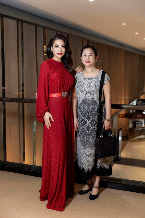 Trương Ngọc Ánh chia sẻ về mẹ: “Mẹ tôi cứ như cô tiên. Tôi vừa lên nhà trên thì nhà dưới đã sạch bóng. Tôi bảo: "Ôi, mẹ để con làm" nhưng bà cứ thích chăm sóc con gái. Tôi lại nói: "Ôi nhà sạch thế, cứ như có cô tiên ấy nhỉ?", thế là mẹ vui! Mỗi ngày, bữa cơm gia đình quây quần thực sự ấm áp và ngon miệng hơn bình thường. Chúng tôi cùng xem phim, xem tin tức thời sự, cùng nhau bàn tán mọi thứ. Chúng tôi có những buổi chiều cùng nhau uống trà, ăn bánh mứt, trái cây".