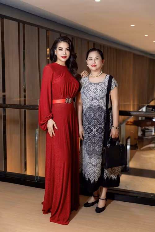 Trương Ngọc Ánh chia sẻ về mẹ: “Mẹ tôi cứ như cô tiên. Tôi vừa lên nhà trên thì nhà dưới đã sạch bóng. Tôi bảo: "Ôi, mẹ để con làm" nhưng bà cứ thích chăm sóc con gái. Tôi lại nói: "Ôi nhà sạch thế, cứ như có cô tiên ấy nhỉ?", thế là mẹ vui! Mỗi ngày, bữa cơm gia đình quây quần thực sự ấm áp và ngon miệng hơn bình thường. Chúng tôi cùng xem phim, xem tin tức thời sự, cùng nhau bàn tán mọi thứ. Chúng tôi có những buổi chiều cùng nhau uống trà, ăn bánh mứt, trái cây".