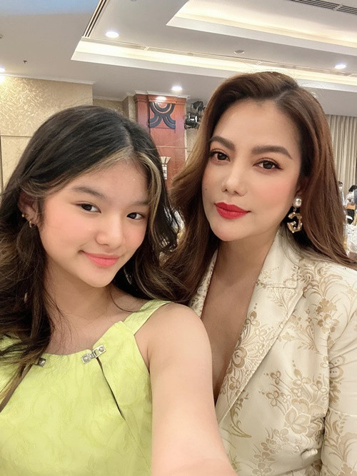 Bảo Tiên có gu ăn mặc sành điệu, trẻ trung. Cô nhóc thường xuyên xuất hiện tại các sự kiện cùng mẹ.