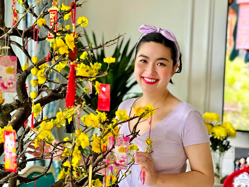 Lê Khánh kết hôn với Tuấn Khải cuối năm 2014. Lần đầu đón Tết ở nhà chồng, Lê Khánh “mè nheo” mẹ chồng nấu cho món cháo thập cẩm.