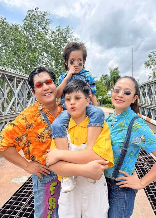 Thanh Thúy chia sẻ trên Sức Khỏe và Đời Sống kỷ niệm khó quên khi lần đầu ăn Tết ở gia đình chồng. Cô kể lại: “Năm đó, tôi mới đôi mươi, lại là con gái cưng của bố mẹ ruột nên chuyện bếp núc, nấu bánh, làm mứt truyền thống không thạo. Vậy mà ngày cuối năm, tôi phải xuống bếp nấu món xôi gấc và canh măng truyền thống, trong khi cách gọt vỏ gấc ra sao, thái măng như thế nào tôi chẳng biết tí gì…".