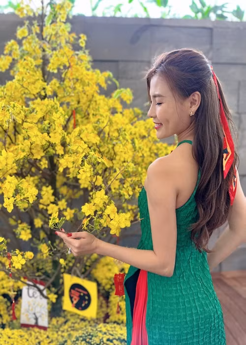 Nữ diễn viên chia sẻ, do tính chất công việc, nhiều năm cứ phải sát ngày giao thừa mới có thể sắp xếp ổn thỏa. Thế nên bố mẹ Lương Thế Thành thường sẽ lo các mảng chuẩn bị mâm cúng, thực phẩm đặc trưng ngày Tết.