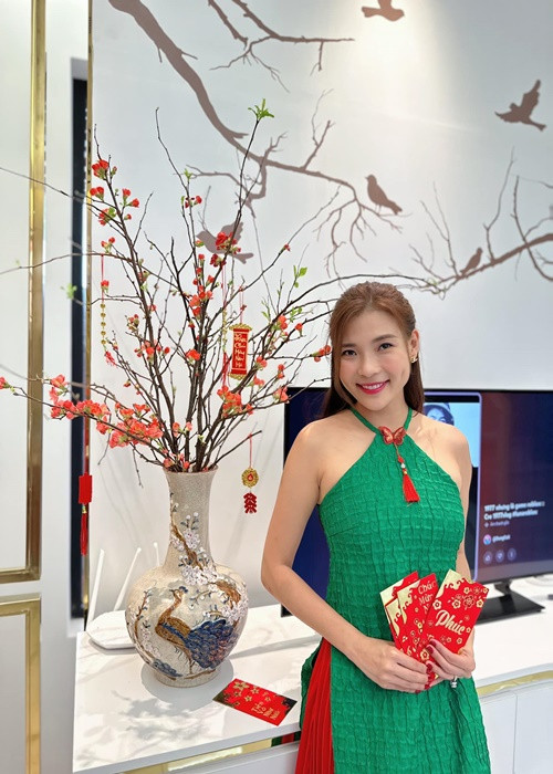 “Do gia đình anh Thành đông thành viên, mỗi thành viên lại có gia đình nhỏ riêng nên bà con khá nhiều. Thế nên năm đó tôi áp lực vô cùng, đặc biệt là phải nhớ tên từng người, vai vế nữa”, Thúy Diễm kể lại.