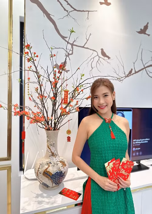 “Do gia đình anh Thành đông thành viên, mỗi thành viên lại có gia đình nhỏ riêng nên bà con khá nhiều. Thế nên năm đó tôi áp lực vô cùng, đặc biệt là phải nhớ tên từng người, vai vế nữa”, Thúy Diễm kể lại.