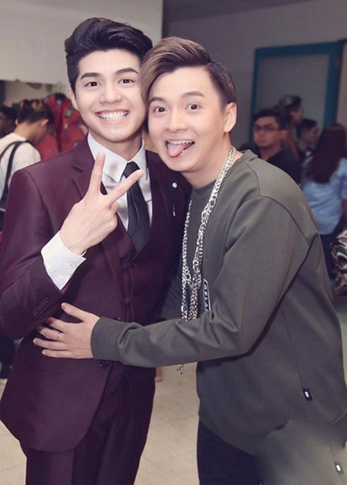 Ngô Kiến Huy cũng có mối quan hệ thân thiết với Noo Phước Thịnh. Nói về tình bạn với nam ca sĩ, Ngô Kiến Huy chia sẻ trên Người Đưa Tin: “Từ trước đến giờ, kể cả khi còn đi hát 'chuồng gà' với nhau, tôi cũng không bao giờ cạnh tranh với Thịnh. Nếu Thịnh trễ show thì Huy sẵn sàng nhường cho Thịnh, trong những show diễn của Thịnh thì tôi sẵn sàng làm MC. Tôi mong muốn tất cả những người anh em, người bạn của mình sẽ thành công”. Ảnh: Một Thế Giới.