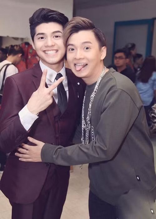 Ngô Kiến Huy cũng có mối quan hệ thân thiết với Noo Phước Thịnh. Nói về tình bạn với nam ca sĩ, Ngô Kiến Huy chia sẻ trên Người Đưa Tin: “Từ trước đến giờ, kể cả khi còn đi hát 'chuồng gà' với nhau, tôi cũng không bao giờ cạnh tranh với Thịnh. Nếu Thịnh trễ show thì Huy sẵn sàng nhường cho Thịnh, trong những show diễn của Thịnh thì tôi sẵn sàng làm MC. Tôi mong muốn tất cả những người anh em, người bạn của mình sẽ thành công”. Ảnh: Một Thế Giới.